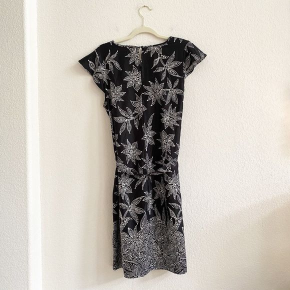 Ann Taylor Black & White Floral Tie Waist Shift Cap Sleeve Dress Size M Key Hole - Picture 10 of 10
